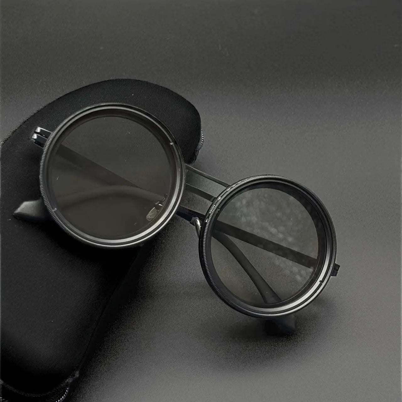 Aluminum frame glasses with polarized TAC lenses and stylish case.